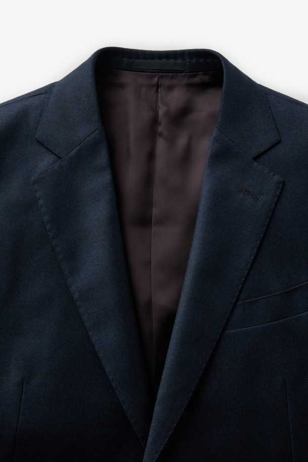 제냐 울캐시 쉐도우체크 수트 재킷 (Navy)는 포멀하고 클래식한 스타일을 추구하는 남성을 위한 겨울철 필수 아이템입니다. 부드러운 울과 캐시미어 혼방 소재로 제작되어 뛰어난 착용감과 보온성을 제공하며, 은은한 광택과 마이크로 조직감, 세미 밀드 가공으로 고급스러운 분위기를 더합니다. 네이비 컬러 바탕에 섬세한 쉐도우 체크 패턴이 적용되어 세련된 느낌을 선사하며, 레귤러핏 싱글버튼 디자인으로 오피스룩, 비즈니스 캐주얼, 출근룩 등 다양한 TPO에 활용 가능합니다. 긴 소매 기장과 두꺼운 두께감으로 겨울철에도 따뜻하고 스타일리시하게 연출할 수 있습니다.
