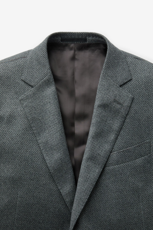 체루티(Cerruti) 울캐시 자카드 솔리드 수트 재킷 (Gray)은 겨울 시즌 남성용 아우터입니다. 포멀 및 비즈니스 용도로 적합하며, 클래식하고 미니멀한 스타일을 연출합니다. 울과 캐시미어 혼방 소재로 제작되어 부드러운 촉감과 두꺼운 두께감을 자랑합니다. 마이크로 조직감과 밀드 가공으로 고급스러운 분위기를 더하며, 싱글 버튼 레귤러핏 디자인으로 세련된 실루엣을 완성합니다. 오피스룩, 비즈니스 캐주얼, 출근룩 등 다양한 TPO에 활용 가능합니다.
