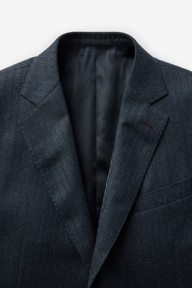 존 포스터 울 헤링본 스트라이프 수트 재킷 (블루)은 남성 고객을 위한 포멀 및 비즈니스 용도의 수트 자켓입니다. 봄, 가을, 겨울 계절에 착용하기 적합하며, 클래식한 스타일을 연출합니다. 울 100% 소재의 중간 두께감으로 제작되었으며, 헤링본과 스트라이프 패턴이 조화롭게 디자인되었습니다. 레귤러핏 싱글 버튼 방식으로, 오피스룩, 비즈니스 캐주얼, 출근룩 등 다양한 TPO에 활용할 수 있습니다.
