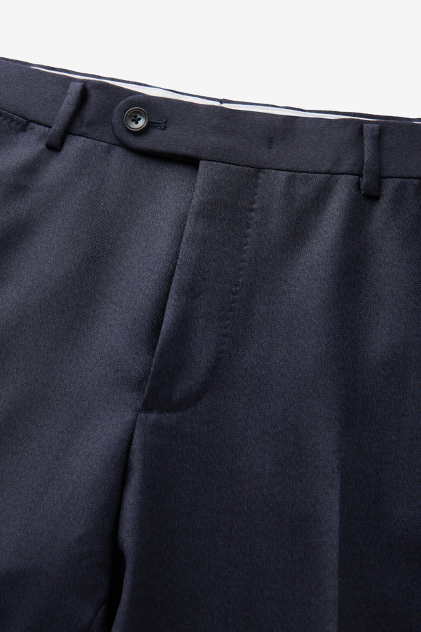 델피노 캐시실크 멜란지 솔리드 수트 팬츠 (Navy)는 남성 고객을 위한 포멀 및 일상 착용에 적합한 수트 팬츠입니다. 캐시미어와 실크 혼방 소재로 제작되어 부드러운 촉감과 고급스러운 광택감을 자랑하며, 사계절 착용이 가능합니다. 멜란지 솔리드 패턴과 레귤러핏 디자인으로 클래식하고 미니멀한 스타일을 연출합니다. 오피스룩, 비즈니스 캐주얼, 모임룩 등 다양한 TPO에 활용할 수 있으며, 얇은 두께감으로 편안한 착용감을 선사합니다.
