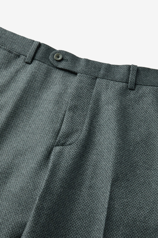 체루티 울캐시 자카드 솔리드 수트 팬츠 (Gray)는 포멀 및 비즈니스 용도로 적합한 남성용 수트 팬츠입니다. 겨울 시즌에 어울리는 두꺼운 두께감과 부드러운 촉감의 울(Wool)과 캐시미어(Cashmere) 혼방 소재로 제작되었습니다. 자카드 솔리드 패턴과 레귤러핏 디자인, 클래식하고 미니멀한 스타일을 연출합니다. 밀드 가공과 마이크로 조직감이 특징이며, 오피스룩, 출근룩, 비즈니스 캐주얼에 활용하기 좋습니다.
