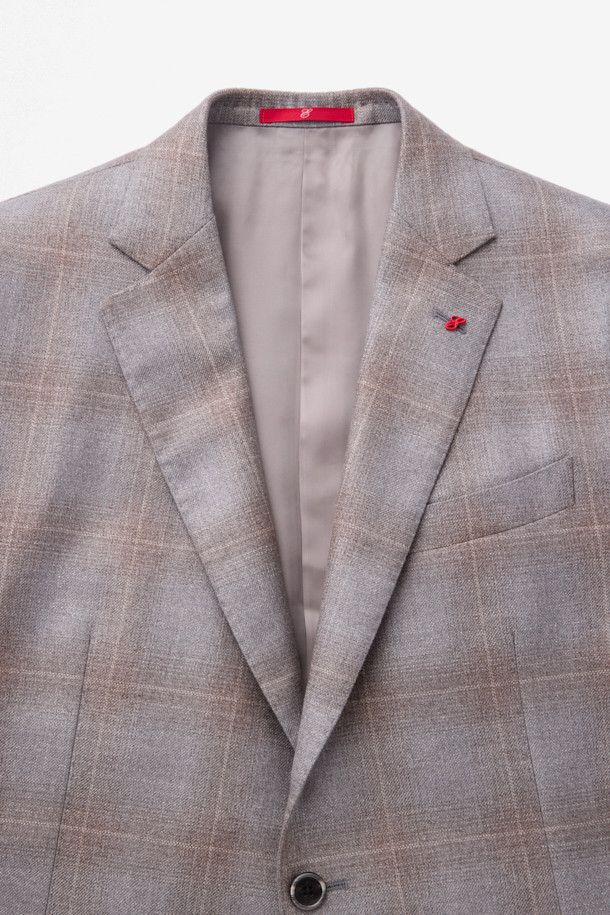 로로피아나 원단으로 제작된 캐시실크 브라운 체크 재킷입니다. 고급스러운 옴브레 체크 패턴과 광택감이 특징이며, 싱글 버튼 여밈으로 클래식한 분위기를 연출합니다. 오피스룩, 비즈니스 캐주얼, 모임룩 등 다양한 TPO에 활용 가능하며, 미니멀하고 시크한 스타일을 완성합니다. 캐시미어와 실크 혼방 소재로 부드러운 촉감과 우수한 착용감을 선사합니다. 긴 소매 기장의 레귤러 핏으로, 세련된 실루엣을 자아냅니다.
