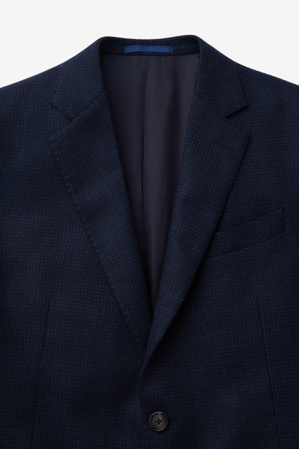로로피아나 원단으로 제작된 남성용 울 마이크로 솔리드 재킷입니다. 네이비 컬러의 레귤러핏 블레이저로, 봄, 가을에 착용하기 좋습니다. 싱글 버튼 방식이며, 부드러운 촉감과 중간 두께감으로 편안한 착용감을 선사합니다. 클래식하고 베이직한 디자인에 투톤 짜임새가 돋보이며, 정장 및 포멀한 오피스룩, 비즈니스 캐주얼, 모임룩에 활용하기 좋습니다. 안감이 있어 더욱 쾌적하게 착용 가능합니다.
