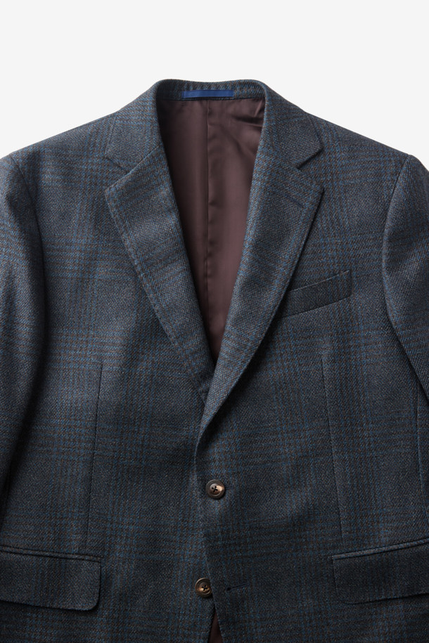 로로피아나 원단을 사용한 울 실크 브라운데코 글렌체크 재킷입니다. 봄, 가을에 어울리는 얇은 두께감으로 부드러운 촉감을 선사하며, 클래식한 스타일을 연출합니다. 남성용 레귤러핏 싱글버튼 재킷으로, 출근룩, 비즈니스 캐주얼, 모임룩 등 다양한 TPO에 활용 가능합니다. 트윌 조직감의 브라운 글렌체크 패턴이 세련된 느낌을 더하며, 미니멀한 디자인으로 어떤 스타일에도 쉽게 매치할 수 있습니다. 긴소매 기장으로 제작되었습니다.
