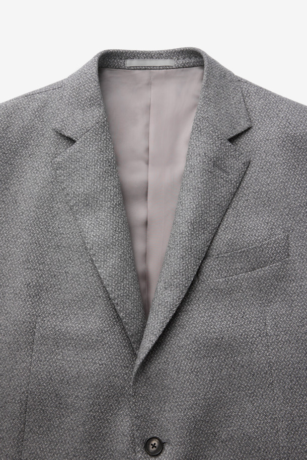 로로피아나(Loro Piana) 원단으로 제작된 울 마이크로 솔리드 재킷입니다. 부드러운 촉감과 고급스러운 외관을 자랑하며, 오피스룩, 비즈니스 캐주얼, 모임룩 등 다양한 TPO에 활용하기 좋습니다. 베이직하고 미니멀한 디자인으로, 클래식하고 시크한 스타일을 연출합니다. 멜란지 그레이 및 그레이 컬러의 솔리드 패턴으로, 레귤러 핏과 긴소매, 싱글 버튼 여밈 방식으로 제작되었습니다. 울 100% 소재로 제작되어 따뜻하고 편안한 착용감을 선사합니다.
