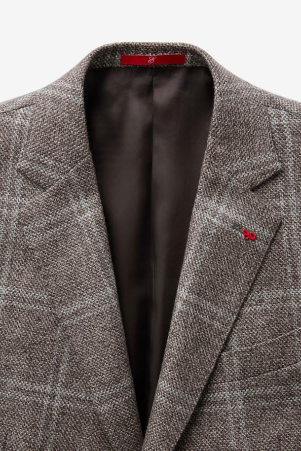 로로피아나 원단, 캐시미어 100% 소재의 남성 글렌체크 재킷입니다. 브라운, 그레이, 그린 컬러로 출시되었으며, 가을과 겨울에 착용하기 좋습니다. 포멀 및 일상 용도로 활용 가능하며, 클래식하고 엘레강스한 스타일을 연출합니다. 레귤러핏 싱글버튼 방식으로, 부드러운 촉감과 두께로 편안한 착용감을 선사합니다. 오피스룩, 비즈니스 캐주얼, 모임룩 등 다양한 TPO에 활용 가능한 미니멀하고 클래식한 디자인의 테일러드 코트입니다.
