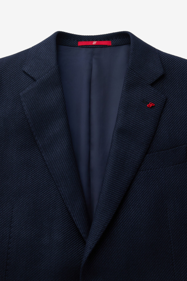 제냐 캐시실크 트윌 솔리드 자켓은 고급스러운 소재와 정교한 디자인이 돋보이는 남성용 자켓입니다. 네이비 컬러의 무지 디자인으로, 클래식하면서도 모던한 스타일을 연출합니다. 캐시미어, 실크, 린넨 혼방 소재로 제작되어 부드러운 촉감과 은은한 광택을 자랑하며, 봄, 가을 시즌에 착용하기 좋습니다. 싱글 버튼 여밈과 레귤러핏으로 제작되어 출근룩, 비즈니스 캐주얼, 모임룩 등 다양한 TPO에 활용 가능합니다. 트윌 조직 특유의 고급스러움이 돋보이며, 미니멀하고 시크한 스타일을 완성합니다.
