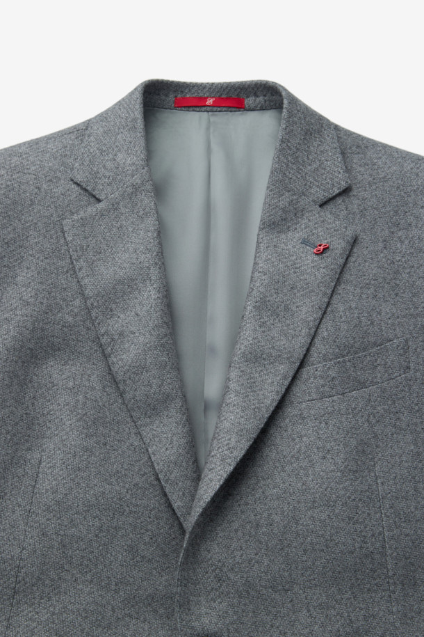 이태리 체루티(CERRUTI) 브랜드의 체루티 캐시실크 마이크로 재킷입니다. 부드러운 촉감의 캐시미어와 실크 혼방 소재로 제작되어 고급스러운 광택감을 자랑합니다. 얇은 두께감으로 봄, 가을에 착용하기 좋으며, 레귤러핏과 싱글 버튼 여밈으로 클래식한 스타일을 연출합니다. 오피스룩, 비즈니스 캐주얼, 모임룩 등 다양한 TPO에 활용할 수 있으며, 미니멀하고 세련된 분위기를 더합니다. 남성용 그레이 컬러의 무지 디자인으로, 어떤 옷에도 쉽게 매치할 수 있습니다.
