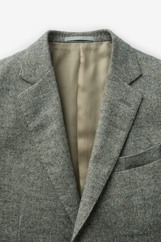 페를라 울알파카 헤링본 재킷은 남성 고객을 위한 클래식하고 베이직한 디자인의 자켓입니다. 가을과 겨울에 착용하기 좋은 두꺼운 두께감으로, 부드러운 촉감이 특징입니다. 이태리 페를라(FERLA) 원단을 사용하여 고급스러움을 더했으며, 레귤러핏 싱글버튼 방식으로 제작되었습니다. 오피스룩, 비즈니스 캐주얼, 모임룩 등 다양한 TPO에 활용 가능하며, 헤링본 패턴의 베이지 컬러가 세련된 스타일을 연출합니다.
