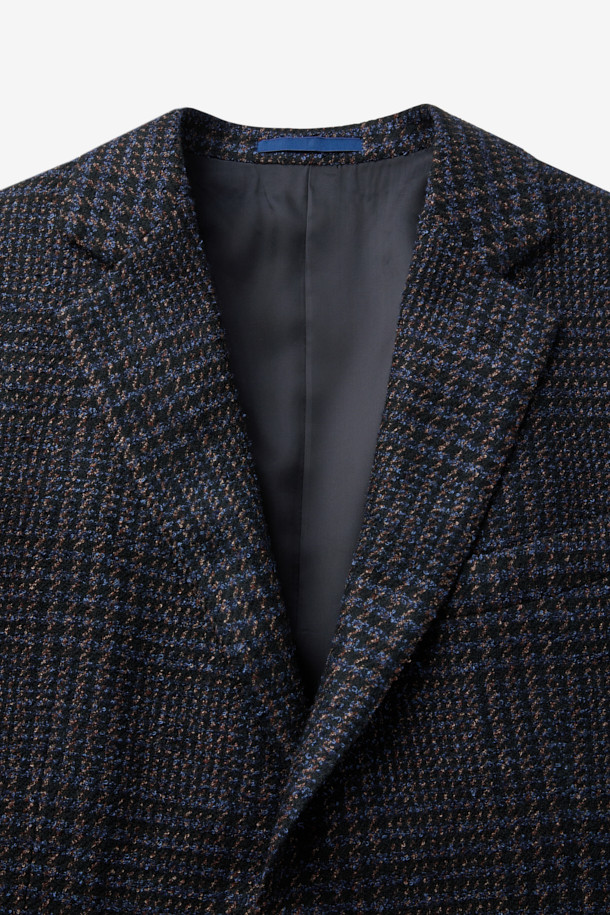 보또쥐세페 울실크 멀티컬러 빅글렌체크 재킷은 가을, 겨울 시즌에 어울리는 아우터입니다. 네이비, 브라운, 블랙의 멀티컬러 배색과 빅 글렌체크 패턴이 특징이며, 울과 실크 소재로 제작되어 고급스러운 촉감을 선사합니다. 오피스룩, 비즈니스 캐주얼, 모임룩 등 다양한 TPO에 활용 가능한 클래식 스타일의 재킷입니다. 긴 소매 기장으로 디자인되어 있으며, 미니멀하고 시크한 분위기를 연출합니다.
