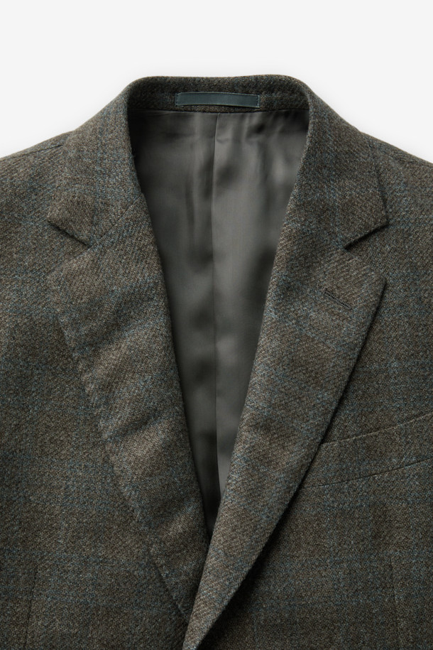 제냐 울캐시 멀티조직 체크 자켓은 브라운과 틸 블루 컬러로 제공되는 남성용 아우터입니다. 가을, 겨울 시즌에 어울리도록 두꺼운 울과 캐시미어 혼방 소재로 제작되어 부드러운 촉감을 선사합니다. 클래식한 스타일의 레귤러핏 자켓으로, 싱글 버튼 여밈 방식과 긴 소매 기장이 특징입니다. 멀티조직 체크 패턴이 돋보이며, 오피스룩, 비즈니스 캐주얼, 모임룩 등 다양한 TPO에 활용 가능합니다.
