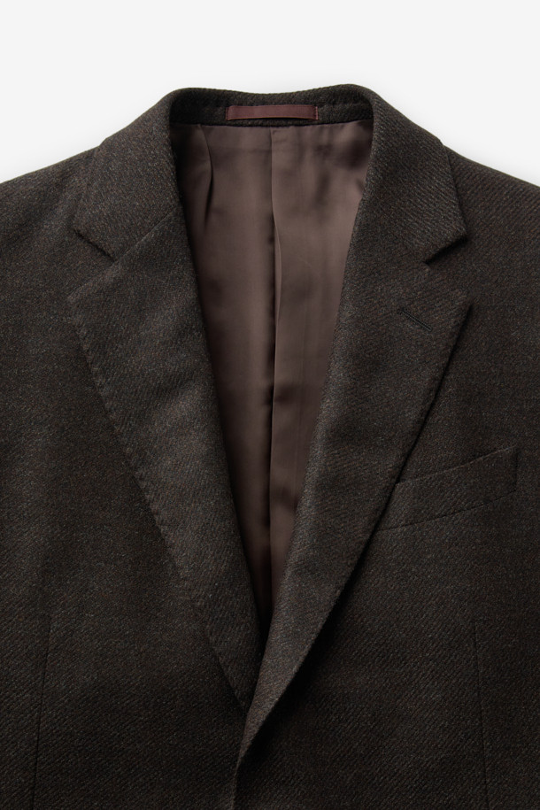 제냐 울캐시 멜란지 솔리드 재킷은 부드러운 울과 캐시미어 혼방 소재로 제작되어 고급스러운 촉감과 보온성을 제공합니다. 브라운 컬러의 멜란지 패턴과 트윌 조직은 클래식하면서도 세련된 분위기를 연출하며, 싱글 버튼 여밈과 레귤러 핏 디자인으로 편안한 착용감을 선사합니다. 오피스룩, 비즈니스 캐주얼, 모임룩 등 다양한 TPO에 활용 가능하며, 미니멀하고 클래식한 스타일을 선호하는 분들께 추천합니다. 특히 가을, 겨울 시즌에 최적화된 긴 소매 기장의 레귤러 자켓입니다.
