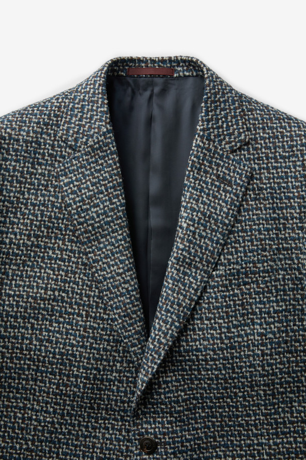 이태리 페를라(FERLA) 원단을 사용하여 고급스러움을 더한 페를라 멀티 마이크로 재킷입니다. 와인, 네이비, 그레이 세 가지 색상으로 출시되어 다양한 스타일 연출이 가능합니다. 불규칙 패턴으로 디자인되어 세련된 느낌을 주며, 출근룩, 모임룩, 비즈니스 캐주얼 등 TPO에 맞춰 활용하기 좋습니다. 울과 알파카 혼방 소재로 제작되어 부드러운 촉감과 보온성을 제공하며, 긴 소매 기장으로 클래식, 미니멀, 시크한 스타일을 완성합니다. 아이보리, 네이비, 브라운, 블랙 이너와 매치하여 다채로운 분위기를 연출해보세요.
