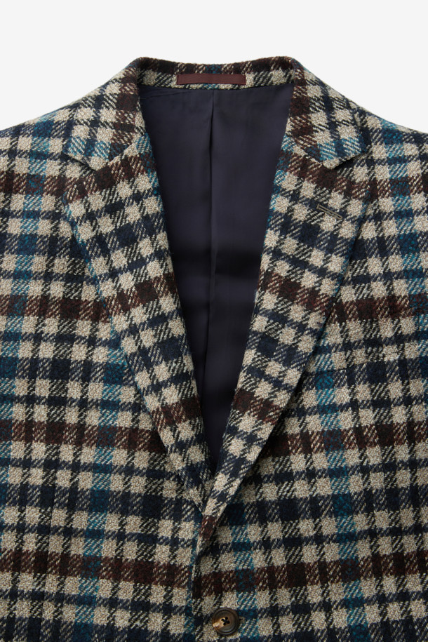 페를라 브라운데코 멀티체크 재킷은 가을, 겨울 시즌에 어울리는 세련된 스타일의 자켓입니다. 베이지, 와인, 네이비 세 가지 색상으로 출시되었으며, 볼드한 체크 패턴이 특징입니다. 울과 알파카 혼방 소재로 제작되어 따뜻하고 고급스러운 촉감을 선사하며, 레귤러핏과 싱글 버튼 여밈으로 깔끔한 실루엣을 연출합니다. 출근룩, 모임룩, 비즈니스 캐주얼 등 다양한 TPO에 활용 가능하며, 클래식, 미니멀, 시크 스타일을 선호하는 분들께 추천합니다. 긴 소매 기장의 레귤러 기장 자켓입니다.
