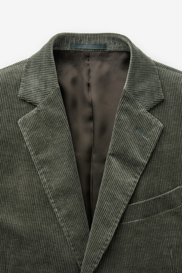 제냐 캐시코튼 코듀로이 재킷은 남성용 아우터로, 가을과 겨울에 착용하기 좋습니다. 부드러운 캐시미어, 면, 코듀로이 혼방 소재로 제작되어 따뜻하고 편안한 착용감을 선사합니다. 카키 컬러의 무지 디자인에 레귤러 핏, 싱글 버튼 여밈 방식으로 클래식하고 캐주얼한 스타일을 연출합니다. 비즈니스 캐주얼, 출근룩, 모임룩 등 다양한 TPO에 활용 가능하며, 미니멀한 스타일을 선호하는 분들께 추천합니다. 긴 소매 기장의 두꺼운 재킷입니다.
