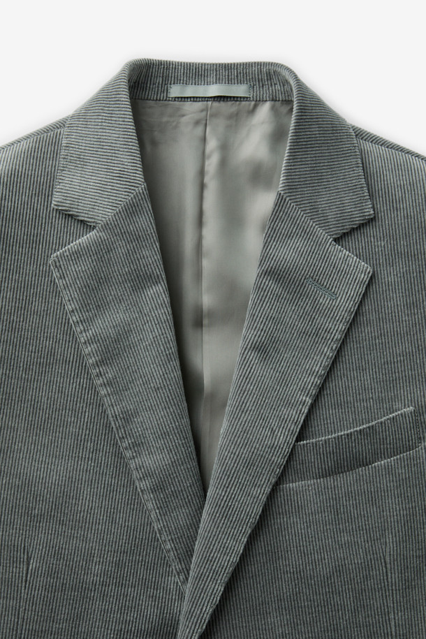 제냐 캐시코튼 코듀로이 재킷은 남성 고객을 위해 제작된, 고급스러운 분위기의 테일러드 재킷입니다. 부드러운 촉감의 코듀로이, 면, 캐시미어 혼방 원단으로 제작되어 봄, 가을에 착용하기 좋으며, 두꺼운 두께감으로 보온성을 더했습니다. 레귤러핏에 싱글 버튼 여밈 방식, 레귤러 기장으로 클래식하면서도 캐주얼한 스타일을 연출합니다. 출근룩, 비즈니스 캐주얼, 모임룩 등 다양한 TPO에 활용할 수 있으며, 그레이 컬러로 미니멀한 스타일을 완성할 수 있습니다.
