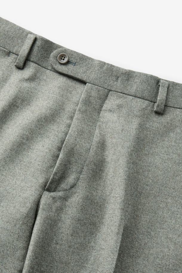 로로피아나 원단 울캐시 멜란지 슬랙스는 고급스러운 스타일을 원하는 남성 고객을 위한 슬림핏 슬랙스입니다. 부드러운 울과 캐시미어 혼방 소재로 제작되어 편안한 착용감과 은은한 광택을 자랑합니다. 베이직하면서도 세련된 디자인으로, 오피스룩, 비즈니스 캐주얼, 모임룩 등 다양한 TPO에 활용하기 좋습니다. 클래식, 미니멀, 시크 스타일을 즐겨 입는 분들께 추천하며, 멜란지 패턴이 은은한 멋을 더합니다. 긴 기장으로 제작되어 다리가 길어 보이는 효과를 선사합니다.
