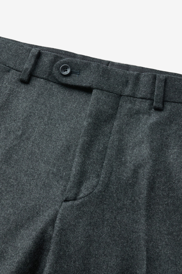 로로피아나(Loro Piana) 원단으로 제작된 남성용 울캐시 멜란지 슬랙스입니다. 가을, 겨울 시즌에 적합하며, 부드러운 촉감과 은은한 광택감이 특징입니다. 다크 그레이 컬러의 레귤러핏으로 클래식, 미니멀, 시크 스타일을 연출하기 좋습니다. 오피스룩, 비즈니스 캐주얼, 모임룩 등 TPO에 다양하게 활용 가능합니다. 두께감 있는 원단으로 제작되어 보온성을 높였습니다. 
