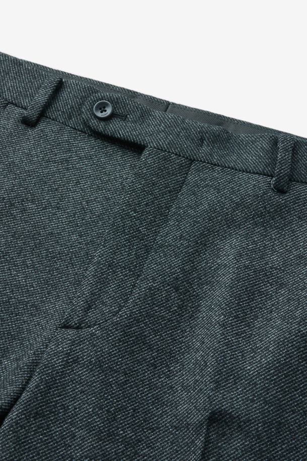 로로피아나(Loro Piana) 원단의 울 캐시미어 스트레치 트윌 슬랙스입니다. 고급스러운 울과 캐시미어 혼방 소재로 제작되어 부드러운 촉감과 편안한 착용감을 선사합니다. 사계절 내내 활용 가능한 긴 기장의 슬림핏 디자인으로, 클래식하고 미니멀한 스타일을 연출합니다. 블랙 컬러의 트윌 패턴은 오피스룩, 비즈니스 캐주얼, 모임룩 등 다양한 TPO에 세련되게 매치할 수 있습니다. 스트레치 기능이 더해져 활동성을 높였습니다.
