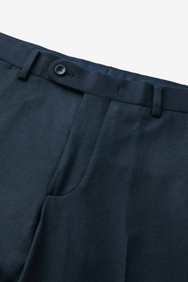 로로피아나 원단 울캐시스트레치 솔리드 슬랙스는 남성 고객을 위한 고급스러운 슬랙스입니다. 네이비 컬러의 무지 디자인으로, 클래식하고 베이직한 스타일을 연출합니다. 로로피아나(Loro Piana) 원단과 캐시미어, 울 소재를 사용하여 부드러운 촉감과 은은한 광택감을 선사하며, 슬림핏으로 제작되어 세련된 실루엣을 강조합니다. 사계절 착용 가능하며 오피스룩, 비즈니스 캐주얼, 모임룩 등 다양한 TPO에 활용할 수 있습니다. 스트레치 소재로 활동성을 높여 편안함까지 갖춘, 미니멀하고 시크한 스타일의 슬랙스입니다.
