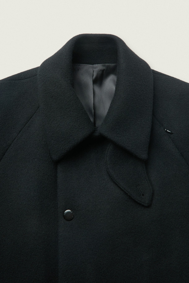 MOVERE X ROLIAT 발마칸 코트는 세미 루즈핏으로 제작되어 편안하면서도 세련된 실루엣을 연출합니다. 울과 캐시미어 혼방 소재로 제작되어 부드러운 촉감과 뛰어난 보온성을 제공하며, 가을과 겨울에 착용하기 좋습니다. 블랙 컬러의 무지 디자인은 클래식하면서도 미니멀한 스타일을 완성하며, 출근룩, 오피스룩, 모임룩 등 다양한 TPO에 활용 가능합니다. 래글런 소매, 히든 포켓, A라인 실루엣, 단단한 카라 디테일이 돋보이며, 스냅 버튼 여밈 방식으로 간편하게 착용할 수 있습니다. 롱 기장의 발마칸 코트로 시크한 스타일을 연출해보세요.
