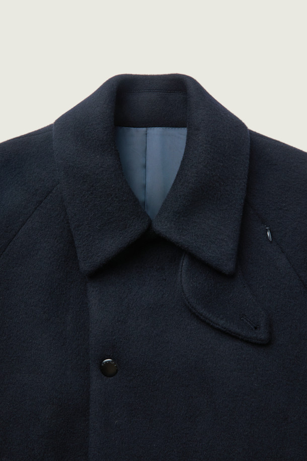 [MOVERE X ROLIAT] 발마칸 코트는 울과 캐시미어 혼방 소재로 제작되어 부드러운 촉감과 뛰어난 보온성을 제공합니다. 래글런 소매와 A라인 실루엣이 특징이며, 세미 루즈핏으로 편안하면서도 클래식한 스타일을 연출합니다. 무지 디자인의 블랙 컬러로, 출근룩, 오피스룩, 모임룩 등 다양한 TPO에 활용할 수 있습니다. 히든 포켓 디테일과 스냅 버튼 여밈 방식으로 미니멀하고 시크한 무드를 더했습니다. 가슴둘레 123cm의 넉넉한 기장감으로 겨울, 가을 시즌에 활용하기 좋습니다.
