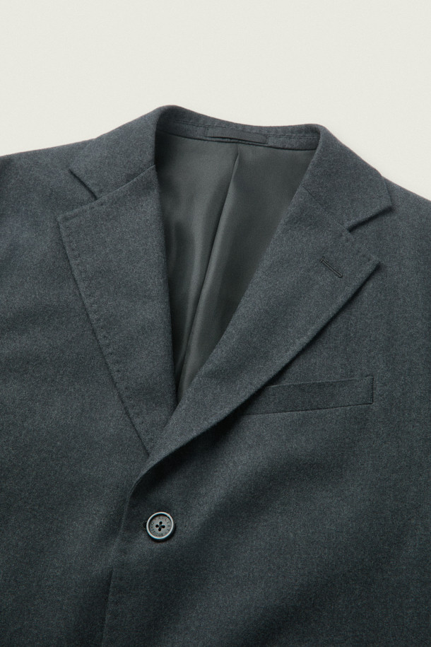 [MOVERE X ROLIAT] 테일러드 셋업 재킷은 남성을 위한 가을/겨울용 아우터입니다. 다크 그린 컬러의 무지 디자인으로, 클래식하고 미니멀한 스타일을 연출합니다. 울 소재의 두꺼운 두께감과 부드러운 촉감, 레귤러핏과 레귤러 기장으로 편안한 착용감을 선사합니다. 싱글 버튼 여밈 방식과 등판 다트 디테일, 스트레치 원단 및 밀드 가공으로 고급스러움을 더했으며, 오피스룩, 비즈니스 캐주얼, 모임룩 등 다양한 TPO에 활용 가능합니다.
