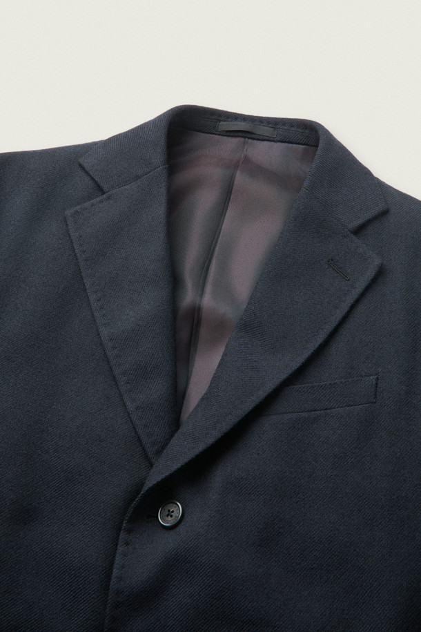 MOVERE X ROLIAT 테일러드 재킷은 가을과 겨울에 어울리는 블랙 컬러의 울 소재 싱글 버튼 재킷입니다. 레귤러 핏으로 제작되었으며, 미니멀하고 클래식한 스타일을 연출합니다. 다트 디테일과 밀드 가공, 트윌 조직으로 마감하여 고급스러운 촉감과 두꺼운 두께감을 느낄 수 있습니다. 오피스룩, 비즈니스 캐주얼, 모임룩 등 다양한 TPO에 활용하기 좋습니다. 시크하고 세련된 스타일을 완성해 보세요.
