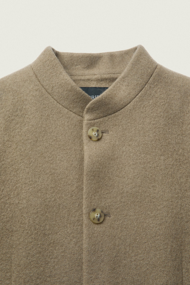 [MOVERE] 핸드메이드 스탠카라 재킷은 가을과 겨울, 쌀쌀한 날씨에도 따뜻하고 스타일리시하게 연출할 수 있는 아우터입니다. 울 80%, 카멜 20% 혼방 소재로 제작되어 부드러운 촉감과 뛰어난 보온성을 제공합니다. 레귤러핏에 무지 패턴, 두꺼운 두께감으로 제작되었으며 핸드메이드 봉제, 아웃포켓 디테일, 테일러드 디자인이 돋보입니다. 출근룩, 모임룩, 비즈니스 캐주얼 등 다양한 TPO에 활용 가능하며, 클래식, 미니멀, 캐주얼 스타일을 즐기는 분들께 추천합니다. 스탠카라 디자인과 버튼 여밈 방식으로 세련된 분위기를 더했습니다.
