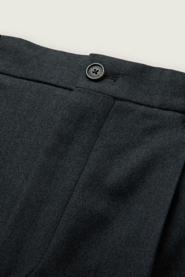 [MOVERE X ROLIAT] 투턱 테일러드 셋업 팬츠는 가을, 겨울 시즌에 어울리는 남성용 테일러드 팬츠입니다. 부드러운 울 소재와 세미루즈핏으로 편안한 착용감을 선사하며, 뒷허리 밴딩 처리로 활동성을 더했습니다. 모던하고 클래식한 스타일을 기반으로, 투턱 디자인과 프론트 플리츠 디테일이 돋보입니다. 스트레치 원단과 밀드 가공으로 제작되어 고급스러운 핏을 연출하며, 오피스룩, 비즈니스 캐주얼, 모임룩 등 다양한 TPO에 활용 가능합니다.
