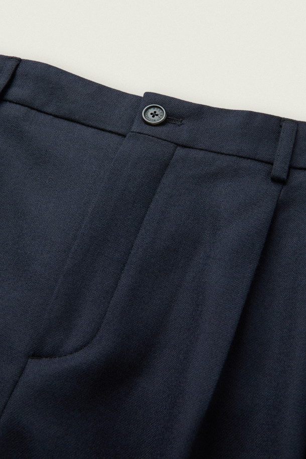 [MOVERE X ROLIAT] 투턱 테일러드 팬츠는 가을과 겨울에 어울리는, 모던하고 클래식한 스타일의 테일러드 팬츠입니다. 네이비 컬러의 긴 기장 바지로, 울 소재를 사용하여 부드러운 촉감을 선사합니다. 투턱 디자인과 프론트 플리츠 디테일이 특징이며, 밀드 가공과 테일러링 공정을 거쳐 완성되었습니다. 뒷허리 밴딩으로 편안한 착용감을 제공하며, 오피스룩, 비즈니스 캐주얼, 출근룩 등 다양한 TPO에 활용 가능합니다. 세미루즈핏의 핏으로 클래식하고 미니멀한 스타일을 연출해보세요.
