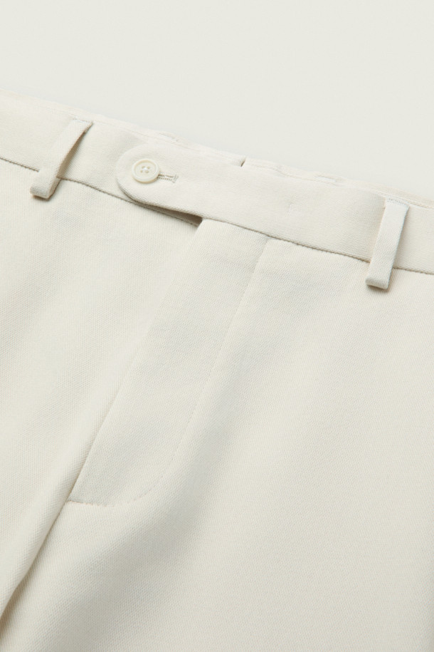 [MOVERE] DUCA(두카) 코튼 치노는 가을, 겨울 시즌에 어울리는 남성용 치노팬츠입니다. 화이트, 아이보리 두 가지 색상으로 출시되었으며, 데일리룩과 포멀한 자리 모두 활용 가능합니다. 면, 울, 엘라스틴 혼방 소재로 제작되어 부드러운 촉감을 선사하며, 레귤러핏과 테이퍼드 핏으로 클래식하고 미니멀한 스타일을 연출합니다. 좌우 사선 포켓, 뒷주머니, 허리 뒷부분 트임 등 디테일 요소가 돋보이며, 오피스룩 또는 비즈니스 캐주얼에도 적합합니다.
