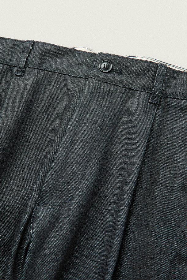 [MOVERE X ROLIAT] 재팬 메이드 원턱 데님은 일본 오카야마에서 제작된 프리미엄 데님 팬츠입니다. 네이비 컬러의 무지 디자인으로, 클래식하고 미니멀한 스타일을 연출하기 좋습니다. 원턱 디자인과 플리츠 디테일이 특징이며, 세미루즈핏으로 편안한 착용감을 선사합니다. 신치백 디테일로 허리 사이즈 조절이 용이하며, 가을/겨울철 출근룩, 비즈니스 캐주얼, 모임룩 등 다양한 TPO에 활용할 수 있습니다.
