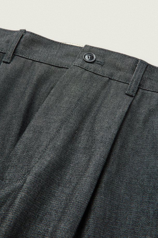 MOVERE X ROLIAT(모베르 X 롤리엇) 재팬 메이드 원턱 데님 팬츠입니다. 일본 오카야마에서 제작된 이 데님 팬츠는 가을, 겨울 시즌에 어울리는 클래식하고 미니멀한 스타일을 제안합니다. 네이비 컬러의 무지 디자인에, 뻣뻣한 촉감의 데님 소재, 루즈핏 실루엣으로 편안함을 더했습니다. 원턱 디자인과 신치백, 플리츠 디테일이 특징이며, 출근룩, 비즈니스 캐주얼, 모임룩 등 다양한 TPO에 활용 가능합니다. 스트레이트 핏과 세미루즈핏으로, 시크한 매력을 연출할 수 있습니다.
