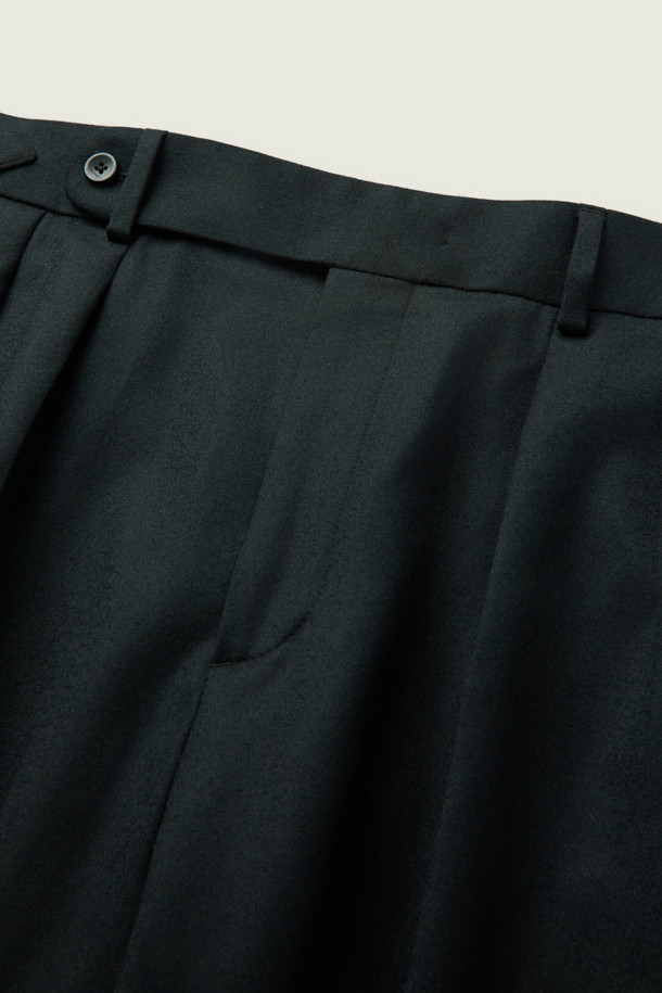 [MOVERE] REDA 울 슬랙스는 가을, 겨울 시즌에 어울리는 남성용 슬랙스입니다. 고급스러운 울과 엘라스틴 혼방 소재로 제작되어 부드러운 촉감과 자연스러운 신축성을 자랑하며, 와이드 및 플레어 핏으로 클래식하고 모던한 스타일을 연출합니다. 허리에는 4cm 밴딩과 리버스 투플리츠 디테일을 더해 편안함과 세련된 디자인을 동시에 잡았습니다. 블랙 컬러에 은은한 광택감이 더해져 오피스룩, 비즈니스 캐주얼, 모임룩 등 다양한 TPO에 활용 가능하며 미니멀하고 시크한 스타일을 완성합니다.
