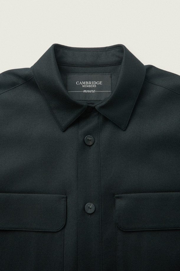 [MOVERE] REDA 울 셔켓은 부드러운 촉감의 REDA 울 99%와 엘라스틴 1% 혼방 소재로 제작된 셔츠 재킷입니다. 블랙, 브라운 두 가지 색상으로 출시되었으며, 간절기, 가을, 겨울 초에 착용하기 좋습니다. 미니멀하고 베이직한 디자인으로 출근룩, 비즈니스 캐주얼, 모임룩 등 다양한 TPO에 활용 가능합니다. 루즈핏 레귤러 기장으로 편안한 착용감을 선사하며, 가슴 플랫 포켓, 사이드 포켓, 등판 플리츠 디테일이 특징입니다. 셔츠 칼라, 긴 소매, 버튼 여밈 방식으로 클래식하고 미니멀한 스타일을 연출합니다.
