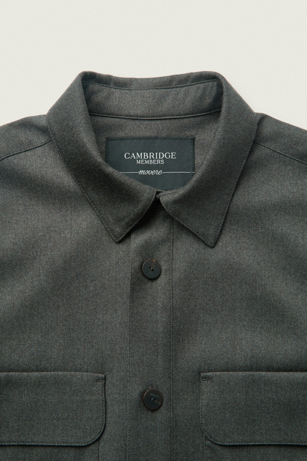 [MOVERE] REDA 울 셔켓은 클래식, 미니멀, 시크 스타일을 추구하는 분들을 위한 셔켓입니다. 블랙, 브라운 두 가지 색상으로 출시되었으며, 간절기, 가을, 겨울 초에 착용하기 좋습니다. REDA 울 99%와 엘라스틴 1% 혼방 소재로 제작되어 부드러운 촉감과 두꺼운 두께감을 자랑하며, 밀드 가공으로 완성도를 높였습니다. 셔츠 칼라, 루즈핏, 긴소매 디자인으로, 가슴 플랫 포켓, 사이드 포켓, 등판 플리츠 디테일이 특징이며, 출근룩, 비즈니스 캐주얼, 모임룩 등 다양한 TPO에 활용 가능합니다.
