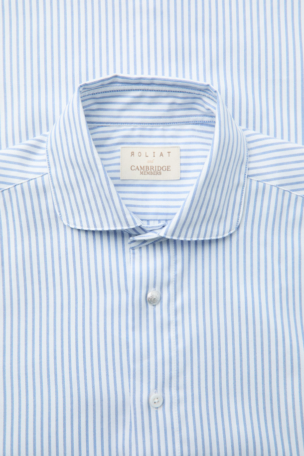 [MOVERE X ROLIAT] 라운드 카라 옥스포드 셔츠는 가을, 겨울 시즌을 위한 클래식하고 세련된 스타일의 상의입니다. 스카이블루와 스트라이프 두 가지 색상으로 제공되며, 데일리룩, 출근룩, 비즈니스 캐주얼, 모임룩 등 다양한 TPO에 활용할 수 있습니다. 면 소재로 제작되어 탄탄한 촉감을 제공하며, 긴 소매와 세미 루즈핏으로 편안한 착용감을 선사합니다. 라운드 카라와 금속 버튼 디테일, 클럽 카라 디자인이 특징이며, 가슴둘레는 114cm입니다. 미니멀하고 시크한 스타일을 연출하기에 적합합니다.
