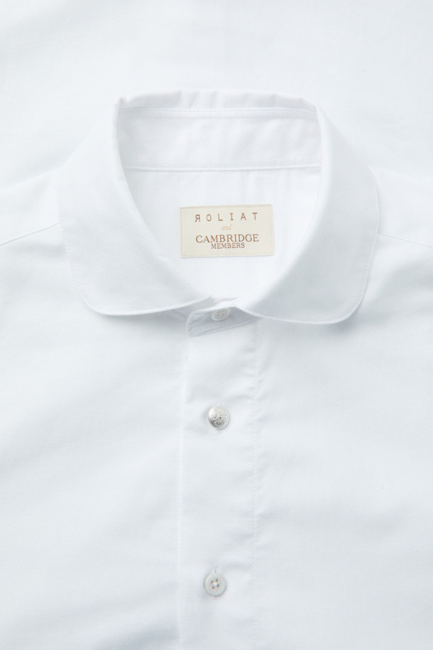 MOVERE X ROLIAT(무브레 X 롤리앗) 라운드 카라 옥스포드 셔츠는 부드러운 면 소재로 제작되어 가을, 겨울철에 착용하기 좋습니다. 세미 루즈 핏으로 편안한 착용감을 선사하며, 라운드 카라 디자인이 특징입니다. 솔리드 옥스포드 원단에 금속 포인트 단추, 클럽 카라 디테일로 클래식한 무드를 더했습니다. 출근룩, 비즈니스 캐주얼, 모임룩 등 다양한 TPO에 활용할 수 있으며, 미니멀하고 캐주얼한 스타일 연출에도 적합합니다. 긴소매, 화이트 컬러로 어디에나 매치하기 용이한 데일리 아이템입니다.
