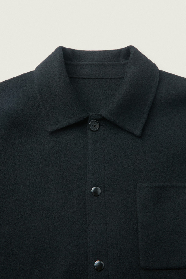 [MOVERE X ROLIAT] 핸드메이드 사파리 재킷은 클래식과 미니멀 스타일을 추구하는 고객을 위해 제작되었습니다. 가을과 겨울, 출근룩에 적합하며, 부드러운 캐시미어 소재로 제작되어 편안한 착용감을 선사합니다. 루즈핏 디자인과 무지 패턴, 하프 기장으로 세련된 핏을 연출하며, 스냅 버튼으로 간편하게 여밀 수 있습니다. 135cm의 가슴둘레를 갖춘 핸드메이드 사파리 재킷으로, 소매 기장은 긴소매입니다.
