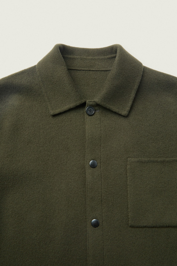 [MOVERE X ROLIAT] 핸드메이드 사파리 재킷은 가을과 겨울, 클래식한 스타일을 추구하는 당신을 위한 아우터입니다. 캐시미어 소재 특유의 부드러운 촉감과 두꺼운 두께감으로 따뜻함을 선사하며, 루즈핏 디자인이 편안한 착용감을 제공합니다. 카키와 올리브 두 가지 색상으로 출시되어 출근룩, 모임룩, 데이트룩 등 다양한 TPO에 활용 가능합니다. 무지 패턴에 핸드메이드, 포켓 디테일이 더해져 미니멀하면서도 시크한 스타일을 완성합니다. 스냅 버튼 여밈 방식으로 간편하게 착용할 수 있는 롱슬리브 사파리 코트입니다.
