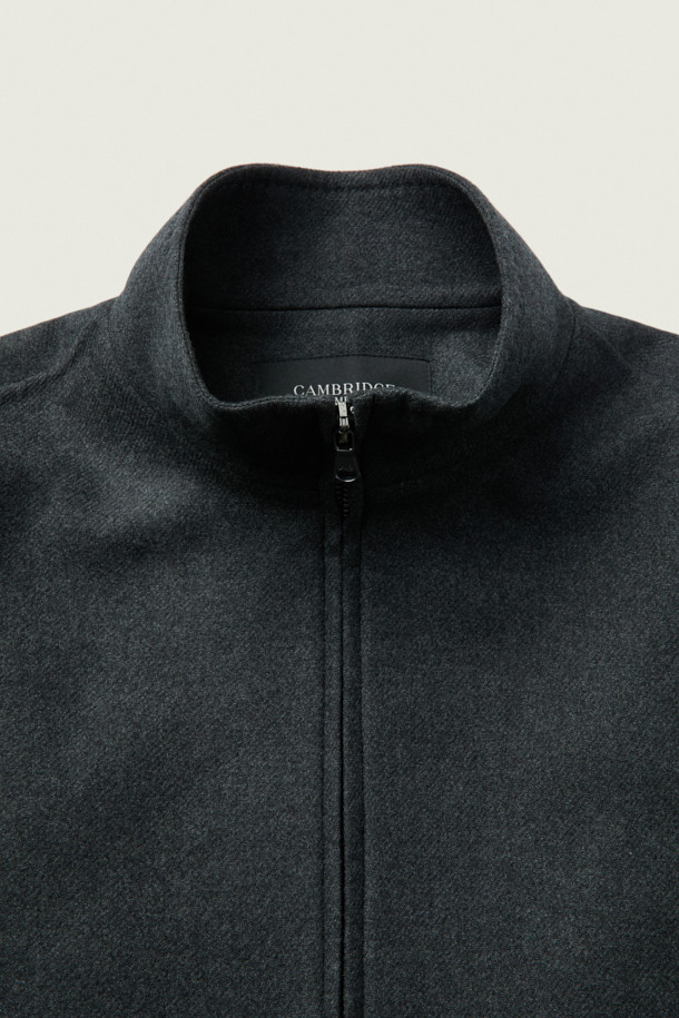 [MOVERE] 핸드메이드 블루종은 모던한 스타일을 추구하는 분들을 위한 겨울, 가을용 아우터입니다. 부드러운 촉감의 울 소재와 두꺼운 두께감으로 제작되어, 쌀쌀한 날씨에도 따뜻하게 착용할 수 있습니다. 루즈핏으로 편안한 착용감을 선사하며, 2-WAY 지퍼, 사이드 포켓, 스트링 디테일, 핸드메이드 봉제, 이중지 원단으로 고급스러움을 더했습니다. 출근룩, 모임룩, 데이트룩 등 다양한 TPO에 활용 가능한 블랙 색상의 클래식, 미니멀, 시크 스타일 블루종입니다.
