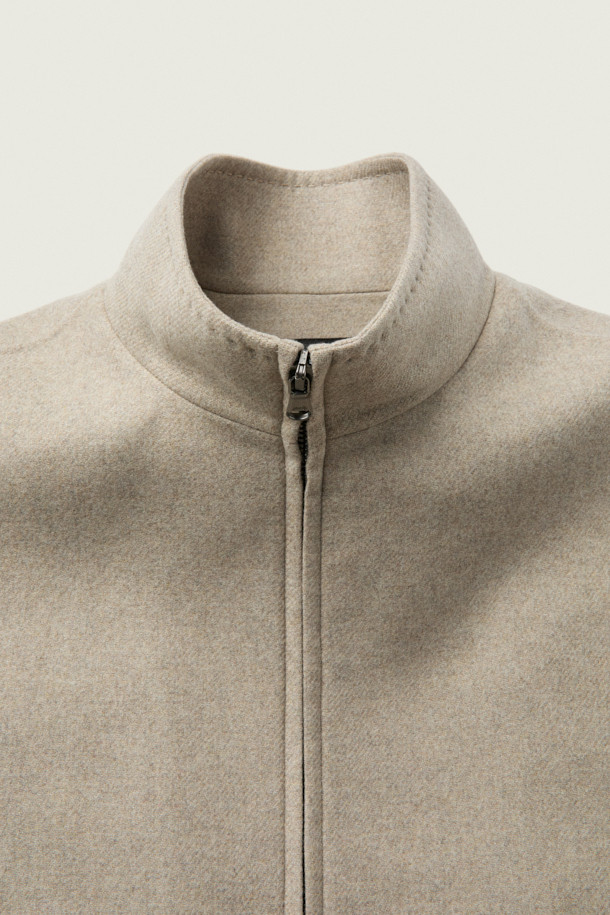 [MOVERE] 핸드메이드 블루종은 가을과 겨울, 당신의 스타일을 완성할 모던한 아우터입니다. 울 소재의 부드러운 촉감과 여유로운 핏으로 편안함을 선사하며, 이중지 원단으로 제작되어 보온성을 높였습니다. 2-WAY 지퍼, 사이드 포켓, 스트링 밑단 등의 디테일이 돋보이며, 핸드메이드 봉제로 고급스러움을 더했습니다. 출근룩, 비즈니스 캐주얼, 모임룩 등 다양한 TPO에 활용 가능하며, 클래식, 미니멀, 시크 스타일을 즐기는 분들에게 추천합니다.
