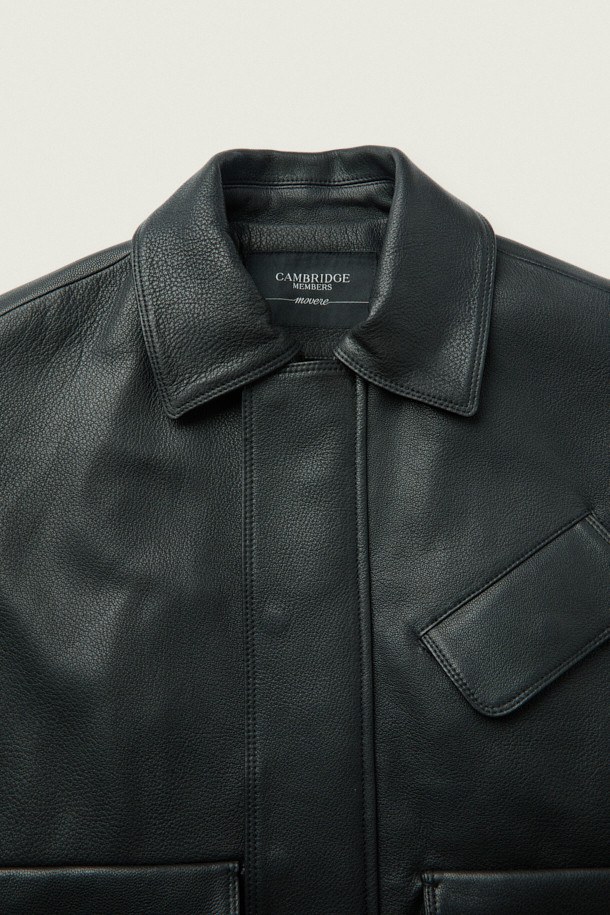 [MOVERE] 엠보 가죽 재킷은 염소가죽 소재로 제작되어 부드러운 촉감과 고급스러운 분위기를 선사합니다. 가을과 초겨울에 착용하기 좋은 이 재킷은 모던한 스타일을 추구하는 분들을 위한 아이템입니다. 엠보 가공, 사선 포켓, 플랩 포켓, 밑단 스트링, 입체적 실루엣 등의 디테일이 돋보이며, 람포 지퍼와 손 감침 봉제로 완성도를 높였습니다. 데이트룩, 모임룩, 출근룩 등 다양한 TPO에 활용 가능하며, 클래식, 미니멀, 시크한 스타일을 연출하기 좋습니다. 루즈핏의 블랙 컬러 블루종 스타일로, 편안하면서도 세련된 매력을 더합니다.
