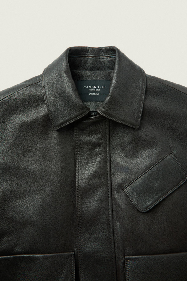 [MOVERE] 엠보 가죽 재킷은 가을과 초겨울, 모던한 스타일을 추구하는 분들을 위한 아이템입니다. 염소가죽 소재로 제작되어 견고한 촉감을 선사하며, 루즈핏 크롭 기장으로 편안하면서도 세련된 실루엣을 연출합니다. 엠보 가공과 사선 포켓, 플랩 포켓, 곡선 디테일, 입체적 실루엣, 밑단 스트링 등 섬세한 디테일이 돋보이며 람포 지퍼와 손 감침 봉제로 완성도를 높였습니다. 시크, 미니멀, 클래식한 스타일을 즐겨 입는 분들에게 데이트룩, 모임룩, 출근룩 등 다양한 TPO에 활용 가능합니다.
