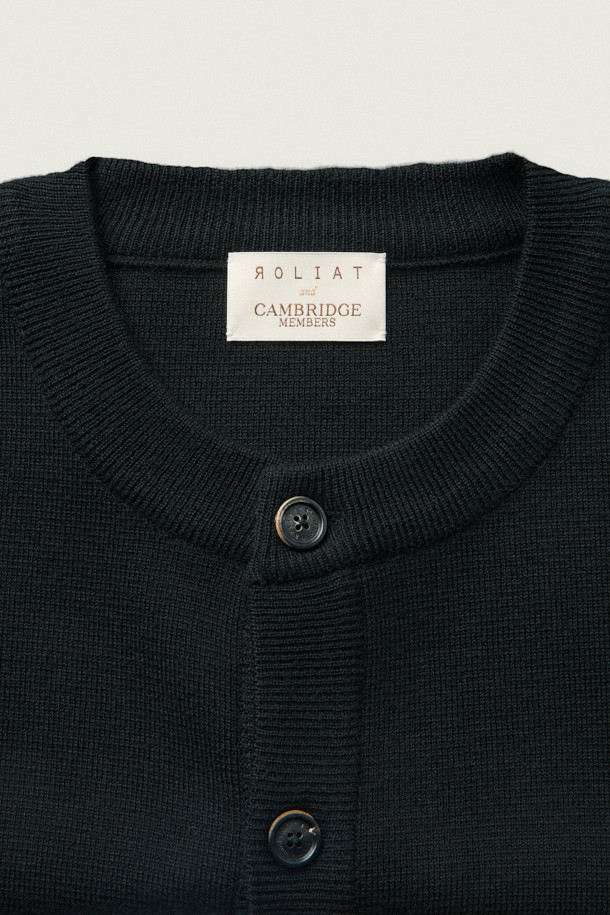 [MOVERE X ROLIAT] 라운드넥 가디건은 가을, 겨울 시즌에 어울리는 블랙 컬러의 울 소재 가디건입니다. 미니멀하고 베이직한 스타일로, 루즈핏 또는 세미루즈핏으로 편안하게 착용 가능합니다. 라운드넥 디자인에 긴소매 기장이며, 두꺼운 두께감으로 따뜻함을 더합니다. 밀라노 조직 짜임과 테일러링 구조로 제작되어 아우터 또는 이너로 활용 가능하며, 출근룩으로도 손색없습니다. 가슴둘레는 116cm입니다.
