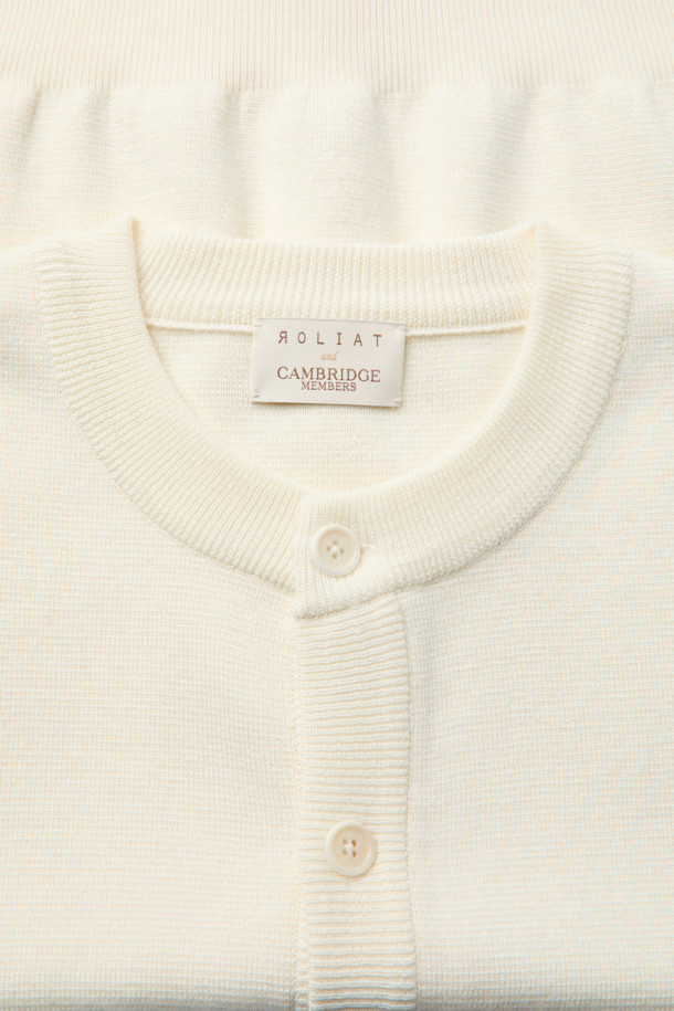 [MOVERE X ROLIAT] 라운드넥 가디건은 가을, 겨울 시즌을 위한 베이직하고 미니멀한 스타일의 상의입니다. 아이보리, 화이트 두 가지 색상으로 출시되었으며, 밀라노 조직으로 제작되어 탄탄한 촉감을 자랑합니다. 두꺼운 두께감과 세미루즈핏으로 편안한 착용감을 선사하며, 출근룩, 모임룩, 데이트룩 등 다양한 TPO에 활용 가능합니다. 울 소재의 긴소매 라운드넥 가디건으로, 클래식, 미니멀, 시크 스타일을 연출하기 좋습니다. 높은 밀도와 테일러링 구조로 완성도를 높였습니다.
