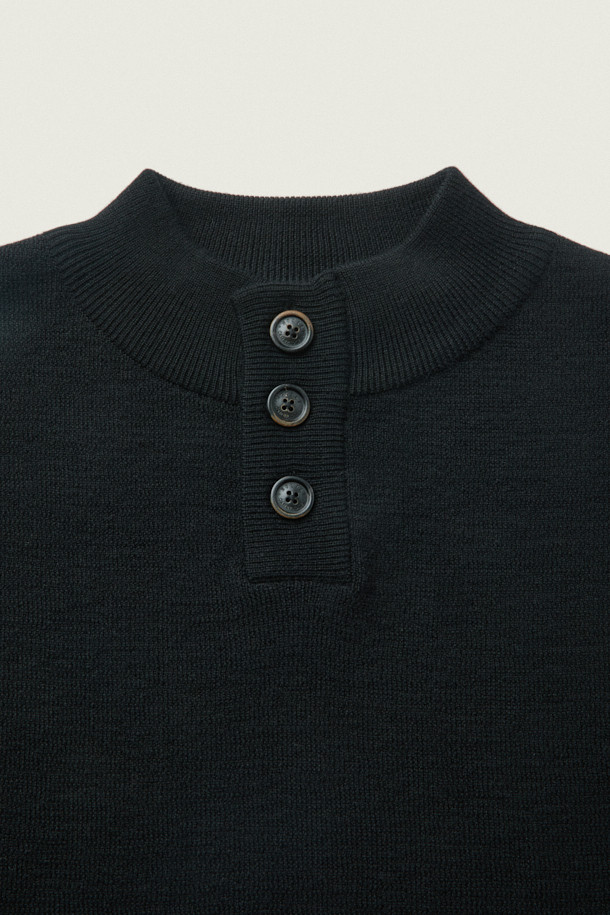 [MOVERE X ROLIAT] 모크넥 스웨터는 가을과 겨울, 일상에서 클래식하고 미니멀한 스타일을 연출하기 좋은 상의입니다. 블랙 컬러의 레귤러핏으로, 울 소재에 밀라노 조직으로 제작되어 탄탄한 촉감과 높은 밀도를 자랑합니다. 모크넥과 헨리넥 디자인으로 다양한 연출이 가능하며, 110cm의 가슴둘레를 가지고 있습니다. 출근룩, 모임룩, 데이트룩 등 폭넓은 TPO에 시크하게 매치할 수 있는 아이템입니다. 긴소매의 두꺼운 스웨터로, 스타일리시하면서도 따뜻하게 착용할 수 있습니다.
