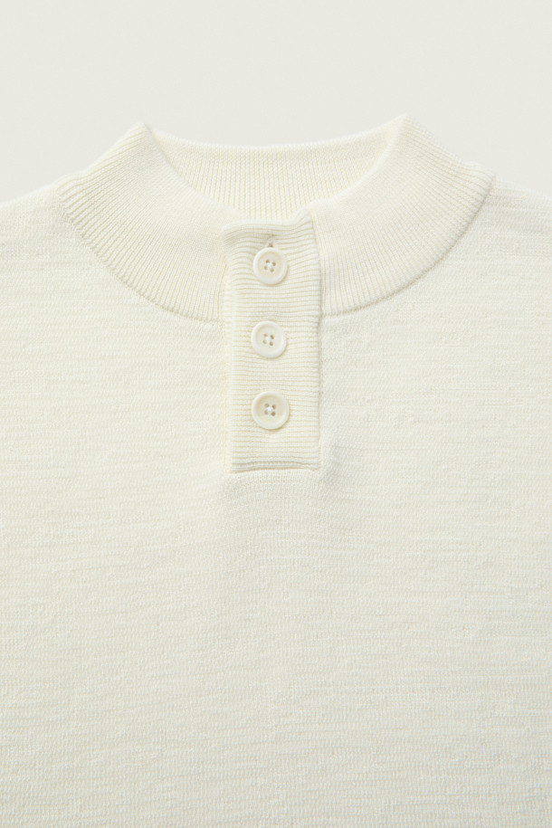 [MOVERE X ROLIAT] 모크넥 스웨터는 가을과 겨울, 출근룩, 오피스룩, 모임룩에 어울리는 클래식하고 미니멀한 스타일의 상의입니다. 밀라노 조직으로 제작되어 탄탄한 촉감을 자랑하며, 울 100% 소재로 보온성을 높였습니다. 헨리넥 디자인을 기반으로 한 모크넥 스타일이며, 레귤러 핏과 긴 소매 기장으로 세련된 핏을 연출합니다. 가슴둘레 110cm이며, 두께감 있는 화이트 컬러의 무지 스웨터입니다.
