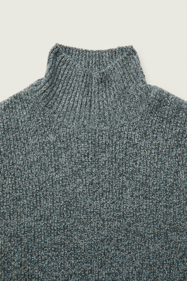 [MOVERE] 싱글 터틀 스웨터는 가을과 겨울, 일상에서 미니멀하고 클래식한 스타일을 연출하기 좋은 상의입니다. 부드러운 울 90%와 캐시미어 10% 혼방 소재로 제작되어 포근하고 고급스러운 촉감을 선사합니다. 오버핏과 루즈핏으로 편안한 착용감을 제공하며, 볼륨감 있는 골지 조직과 드롭 숄더 디자인이 특징입니다. 터틀넥 디자인과 긴 소매 기장으로 보온성을 높였으며, 하단 불박 라벨로 포인트를 더했습니다. 그레이 컬러로 어떤 옷에도 쉽게 매치할 수 있어 활용도가 높습니다.
